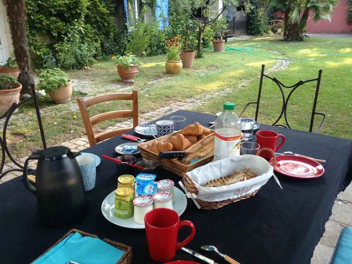 Le Mas Des Platanes Entraigues-sur-la-Sorgue Εξωτερικό φωτογραφία